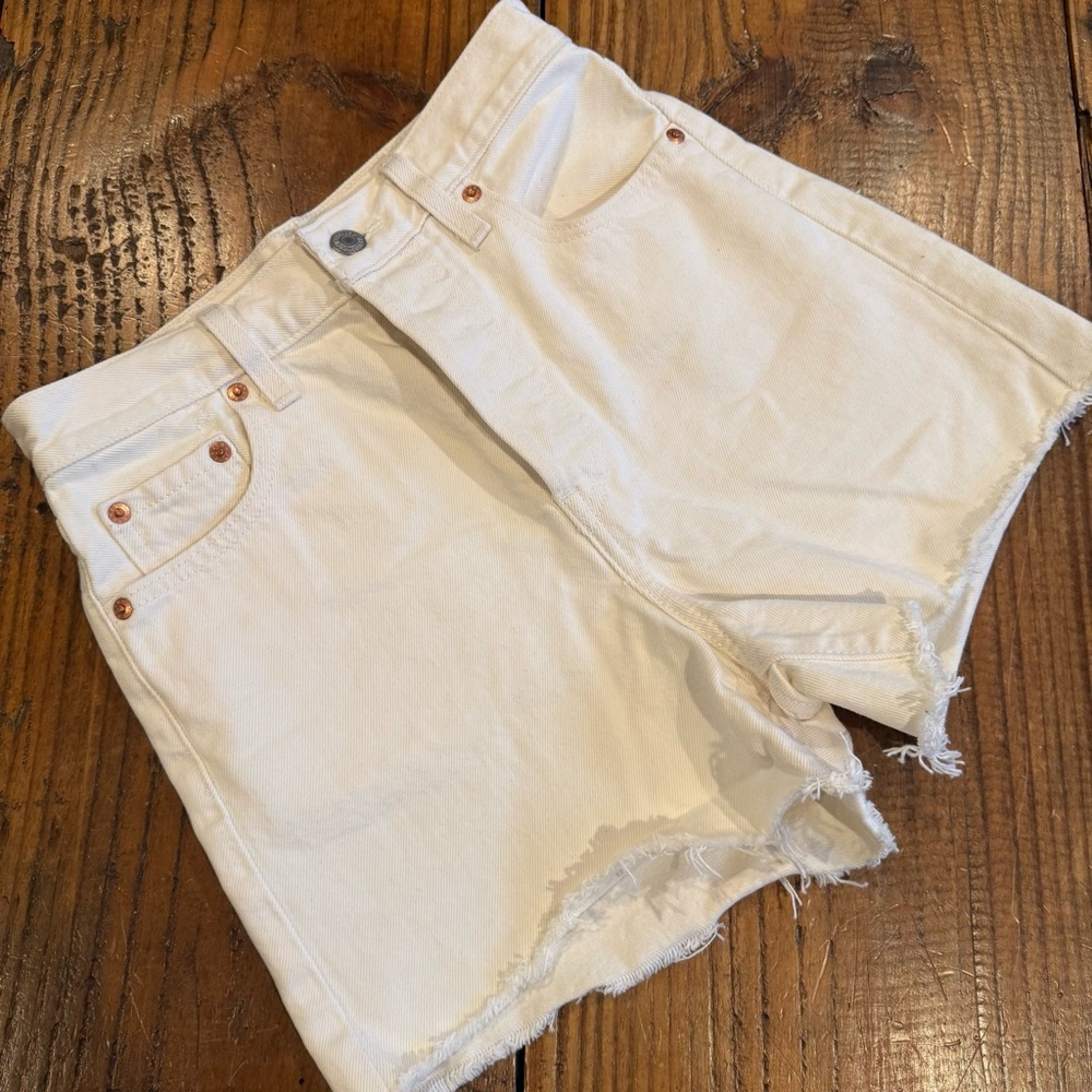 Levi’s Ribcage High Rise Cutoff Shorts – Ivory / Off White – W26 – NWOT